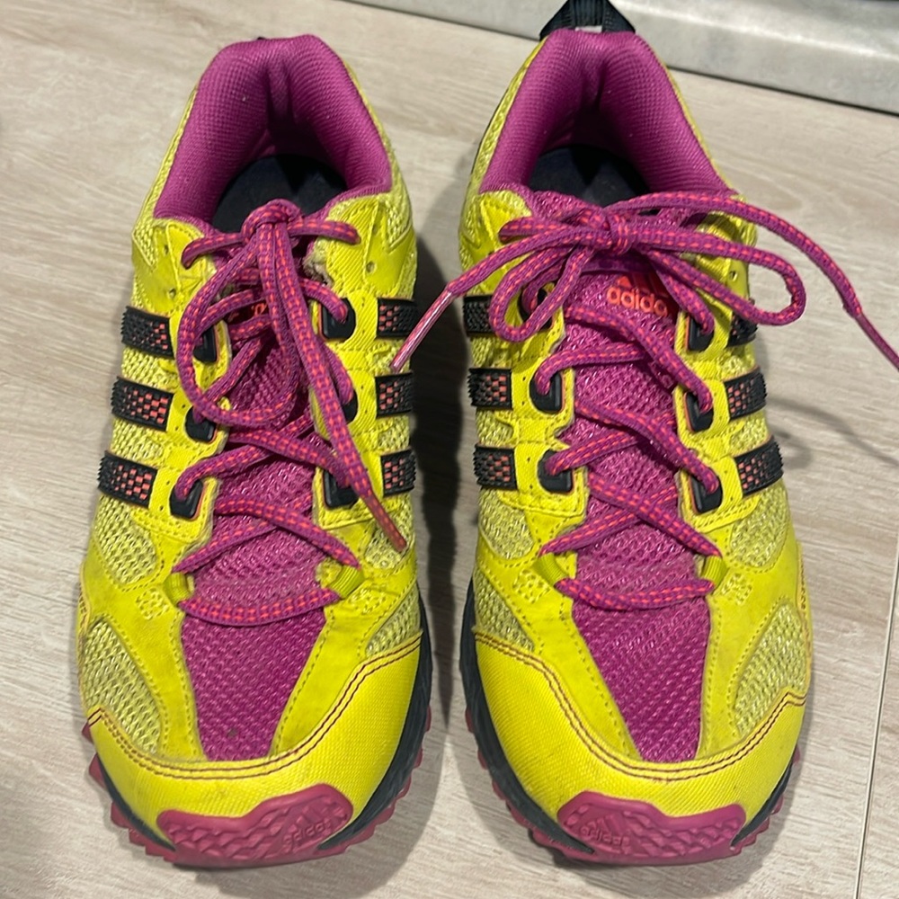 Adidas run strong sneakers